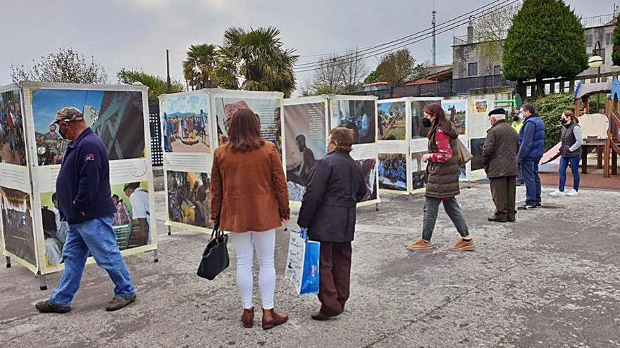 Vecinos observan la colección de imágenes.