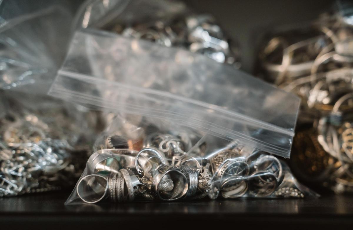 Las joyas y los relojes son los más demandados en las subastas, siendo el objeto más caro subastado un Rolex de 6.000 euros.