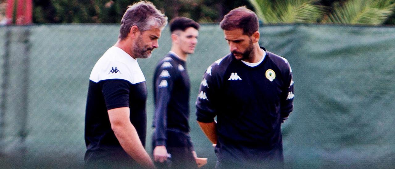 Sergio Mora y Pepe de la
Sagra, uno de sus ayuda
tes, en un entrenamiento
reciente. jose navarro