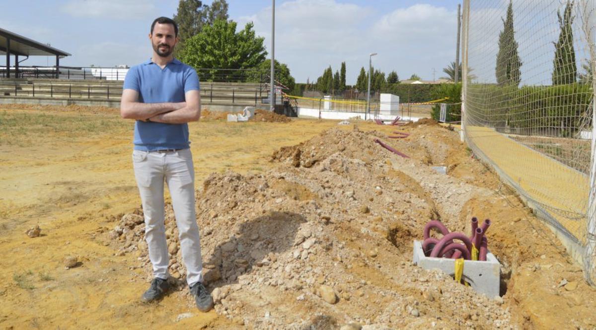 El alcalde, Alberto Ruiz, en las obras del complejo deportivo.