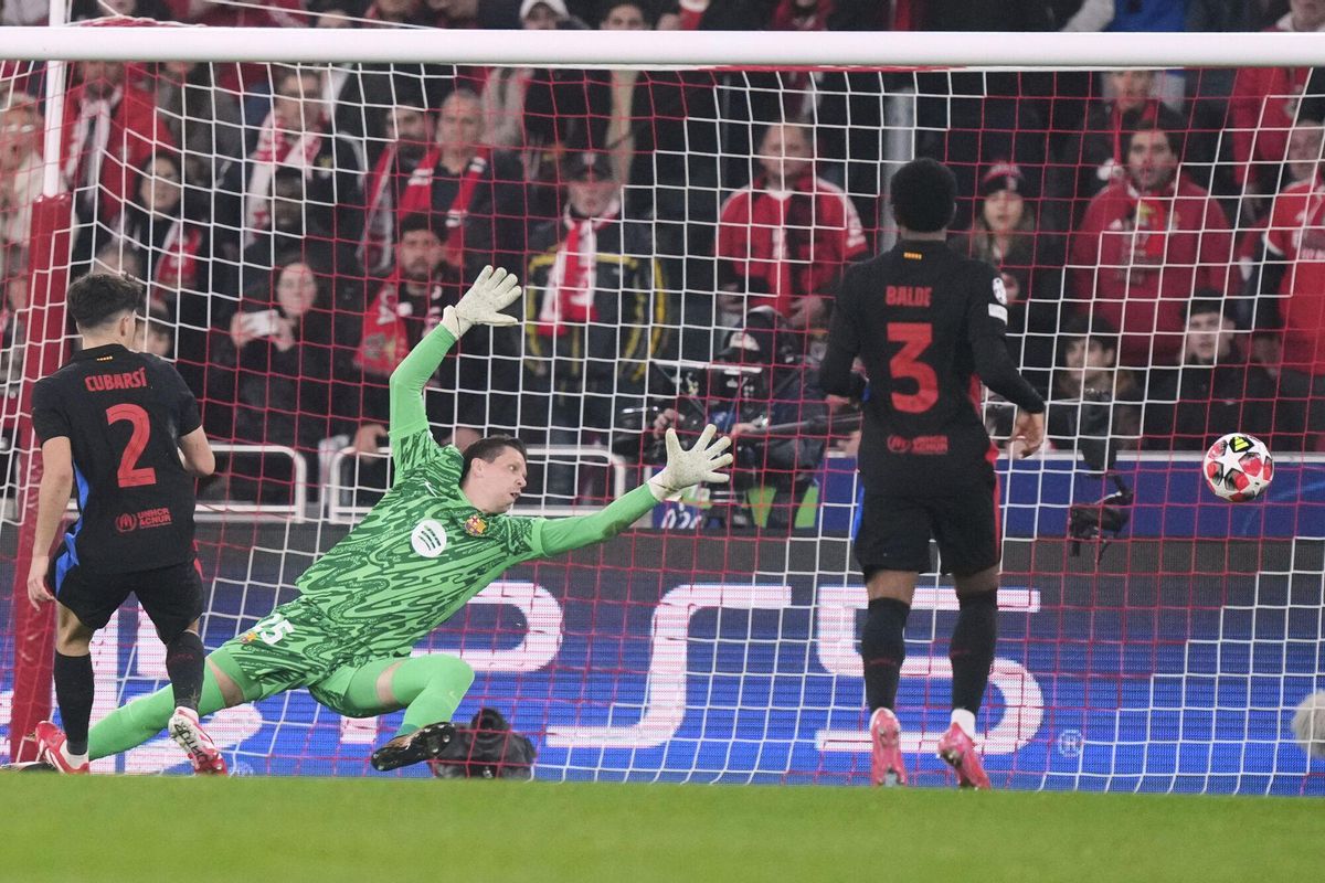 Barcelonas goalkeeper Wojciech Szcz&amp;#x119;sny tries to save a shot, during a Champions League opening phase soccer match between SL Benfica and FC Barcelona at the Luz stadium in Lisbon, Tuesday, Jan. 21, 2025. (AP Photo/Armando Franca). EDITORIAL USE ONLY / ONLY ITALY AND SPAIN
