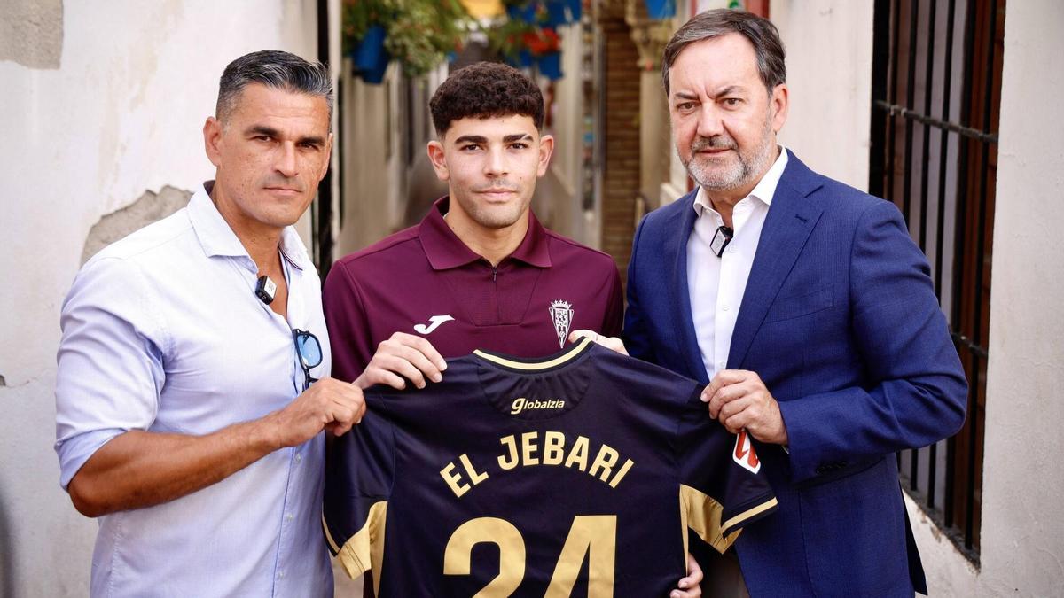 Salim El Jebari, junto a Juanito y Antonio Fernández Monterrubio, posa con la camiseta del Córdoba CF durante su presentación.