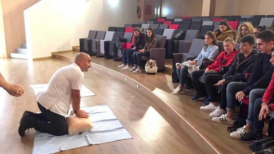 Ramón Rodríguez muestra a los alumnos una de las técnicas de reanimación en el salón de actos del hospital.