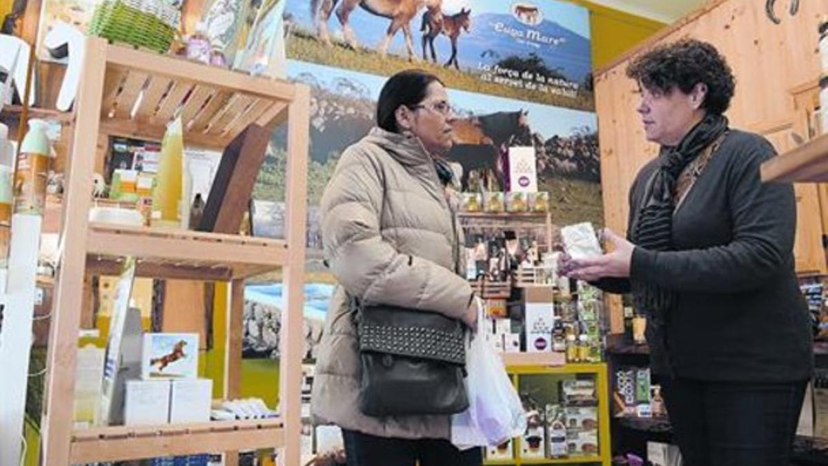 Tienda rural en la ciudad 8Ester Estany, dueña de Euga Mare, atiende a una clienta.