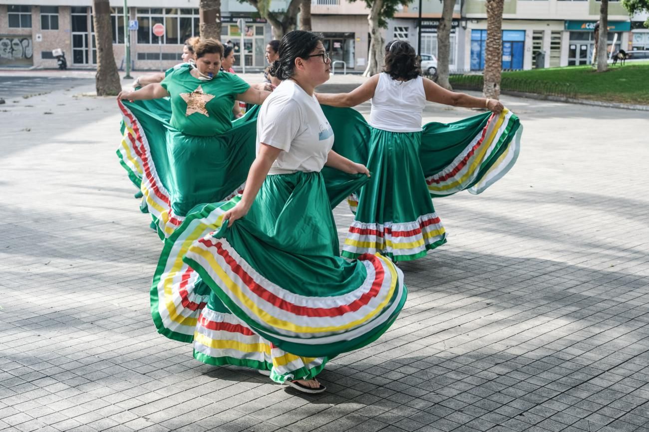 La comunidad boliviana ensaya en la plaza de la Feria los bailes de la fiesta par celebrar el día de la Urkupiña