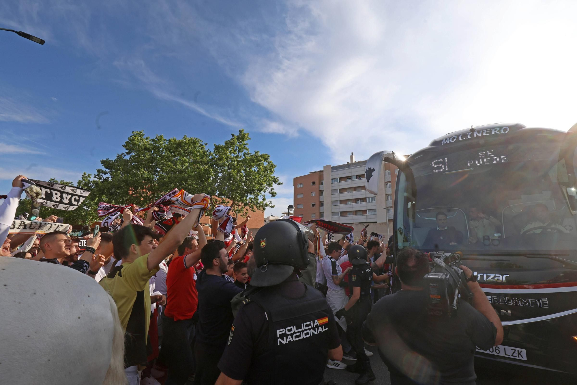 La afición del Levante, junto a su equipo en Albacete