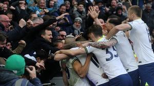 Los jugadores del Chelsea celebran uno de los goles ante el Tottenham.