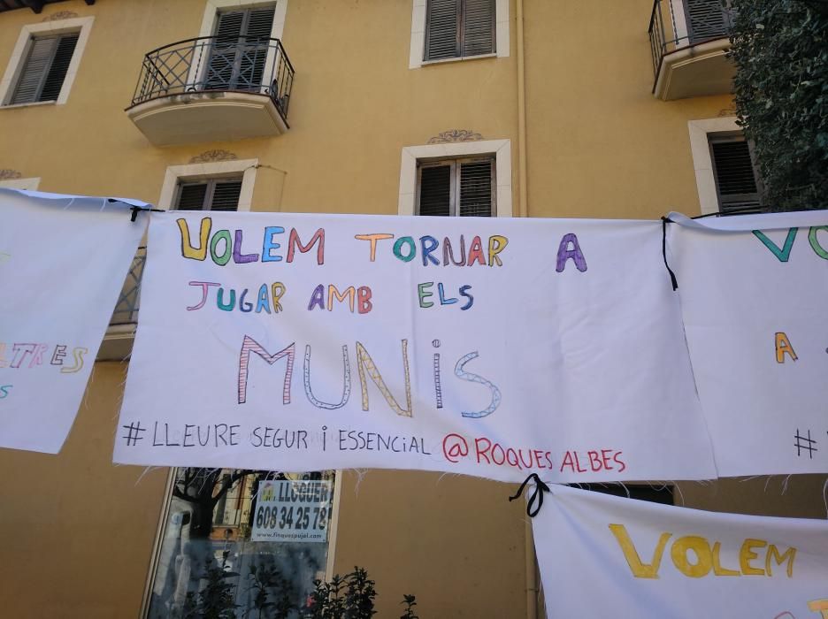 Monitores de l'esplai Roques Albes omplen els carrers de Sallent per visibilitzar la importància que té l'educació en el lleure