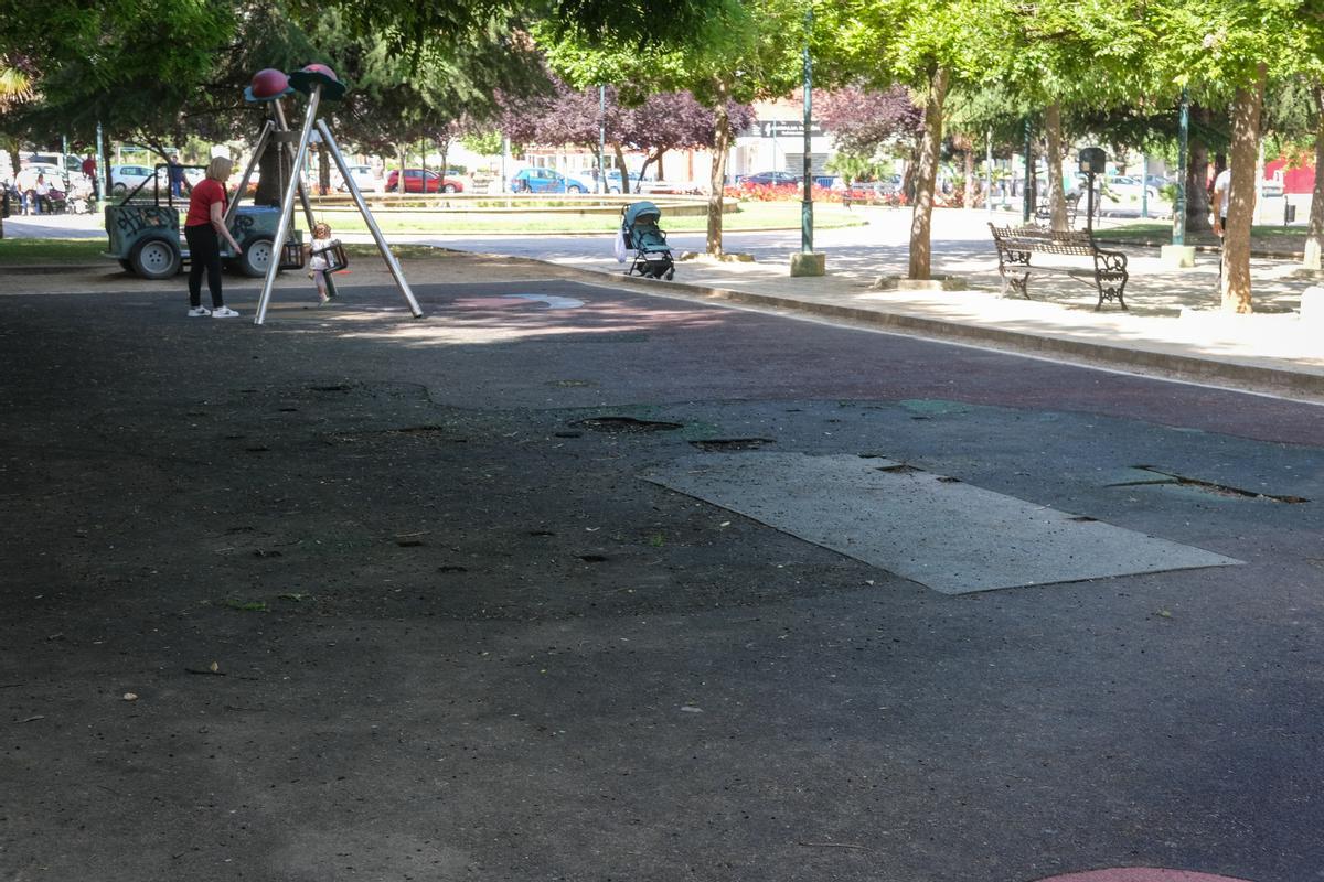Del parque de José Pérez Jiménez se han retirado la mayoría de los juegos.