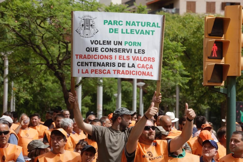 Unas 500 personas se manifiestan en Palma contra las restricciones a la caza y la pesca