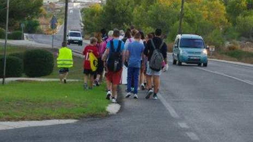 Familias llevan a sus hijos a clase a pie como protesta por los recortes