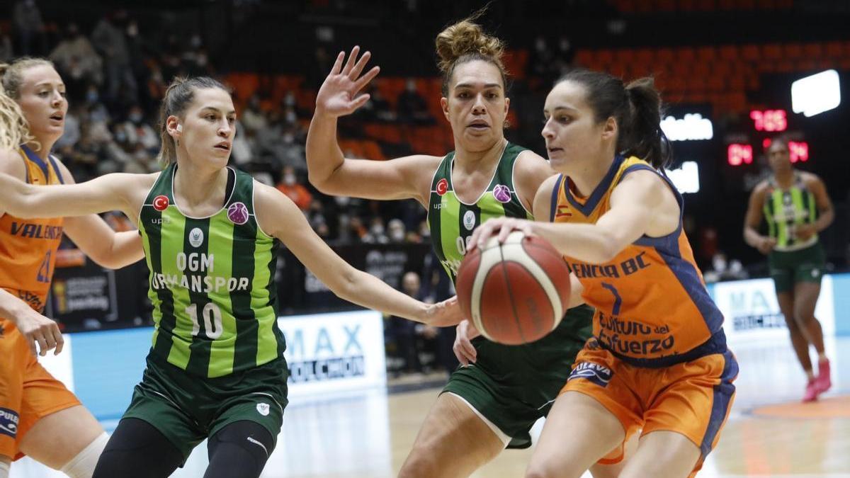 Ángela Salvadores, en el partido de este jueves en La Fonteta