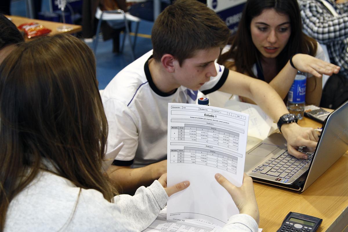 Unos concursantes escolares en el certamen Young Business Talents.