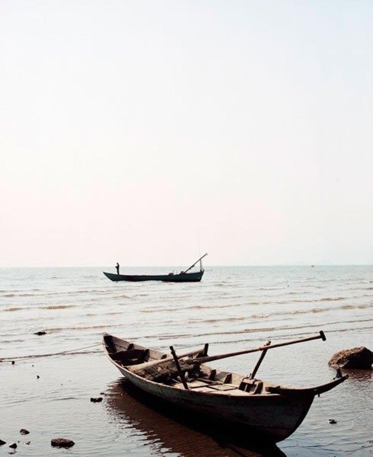 Barcos pesquero en la orilla de Kep, Camboya.