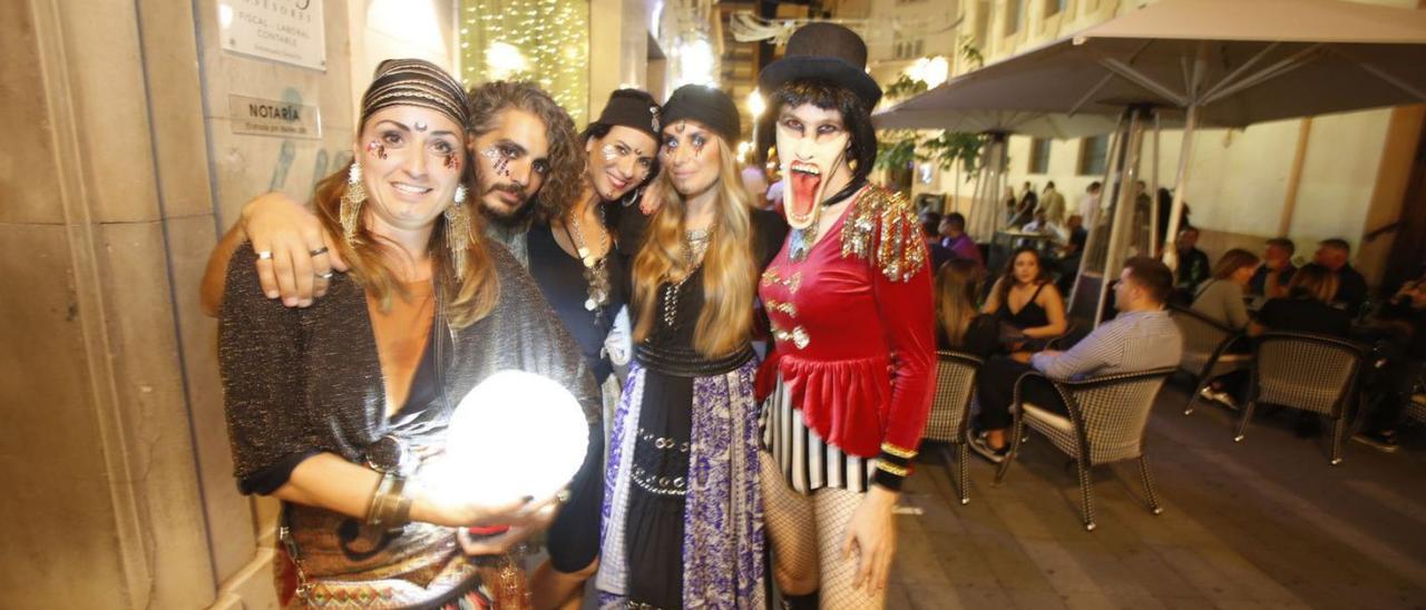 Personas disfrazadas para celebrar Halloween a primera hora de la noche en Alicante. | JOSE NAVARRO
