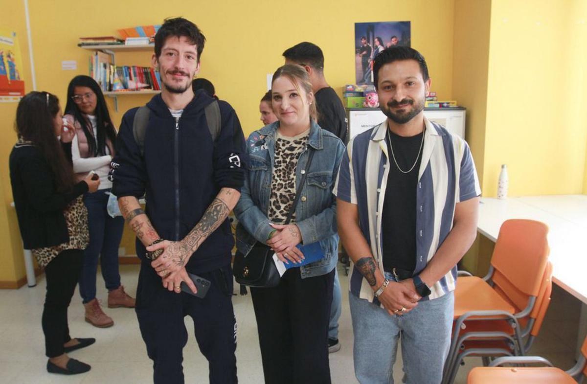 Ángel, Iria y Gerson, ayer tras la charla. | Iñaki Osorio