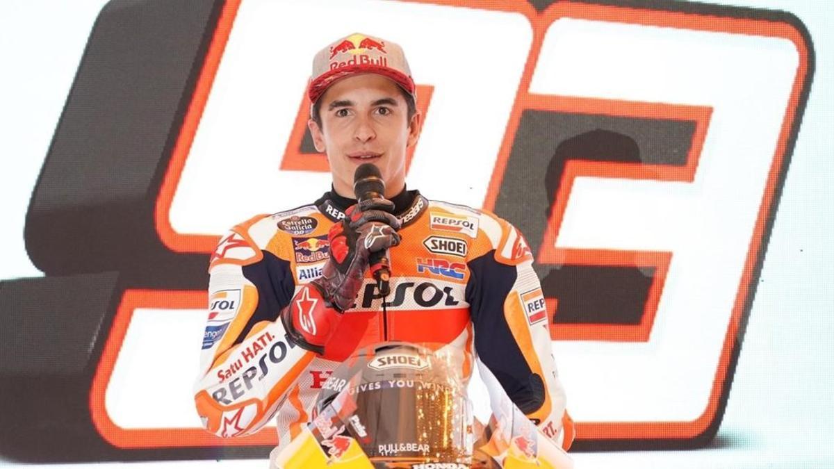 Marc Márquez habla en la presentación del equipo Repsol Honda, ayer, en Indonesia.