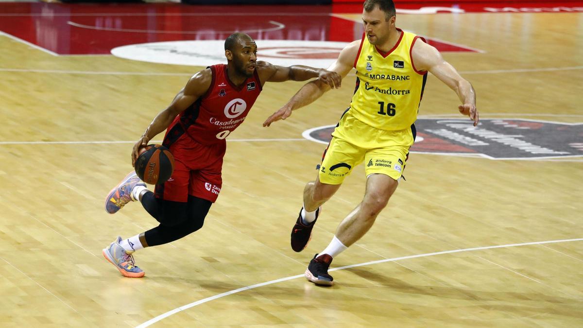 Sulaimon avanza ante la defensa de Parakhouski, del Andorra.