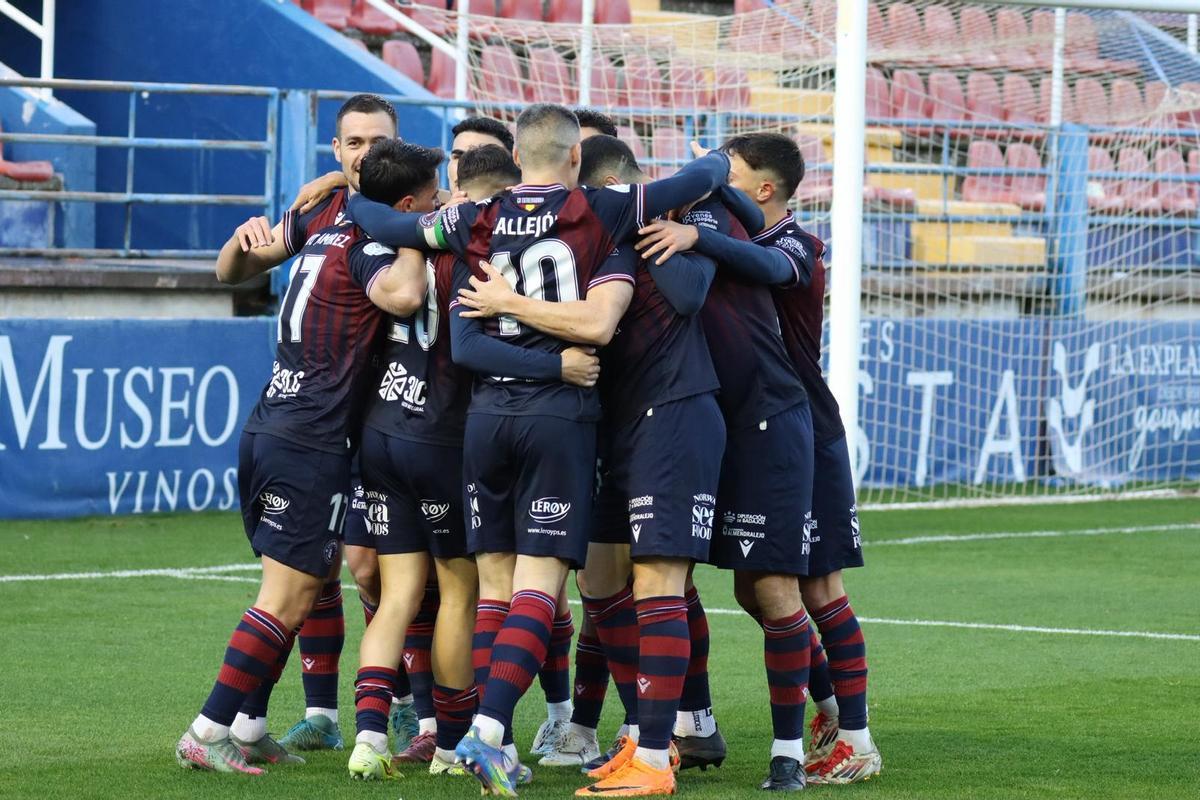 Piña de los jugadores del Extremadura durante el tercer gol conseguido.