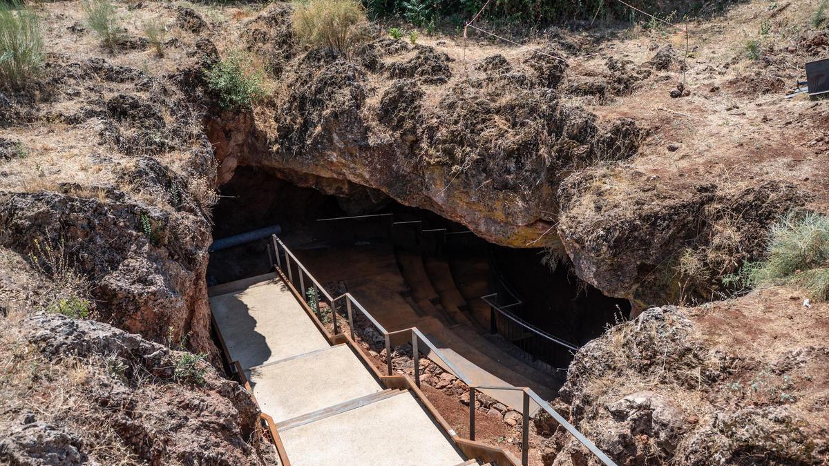 Imagen actual de la entrada a la cueva del Conejar.