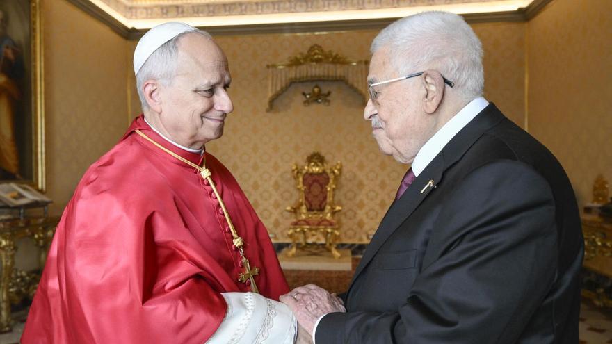El papa León XIV recibe al presidente de la Autoridad Palestina, Mahmud Abás, este jueves en el Vaticano.