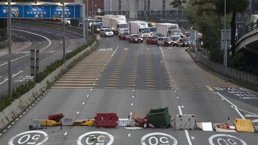 Hong Kong amanece por cuarto día con carreteras bloqueadas y gas lacrimógeno