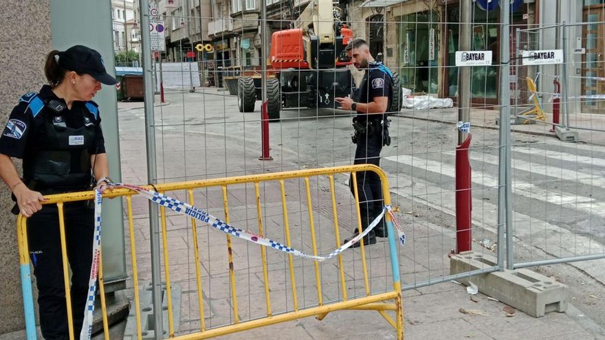 La Policía Local recolocó ayer las vallas, movidas por los peatones. | FdV