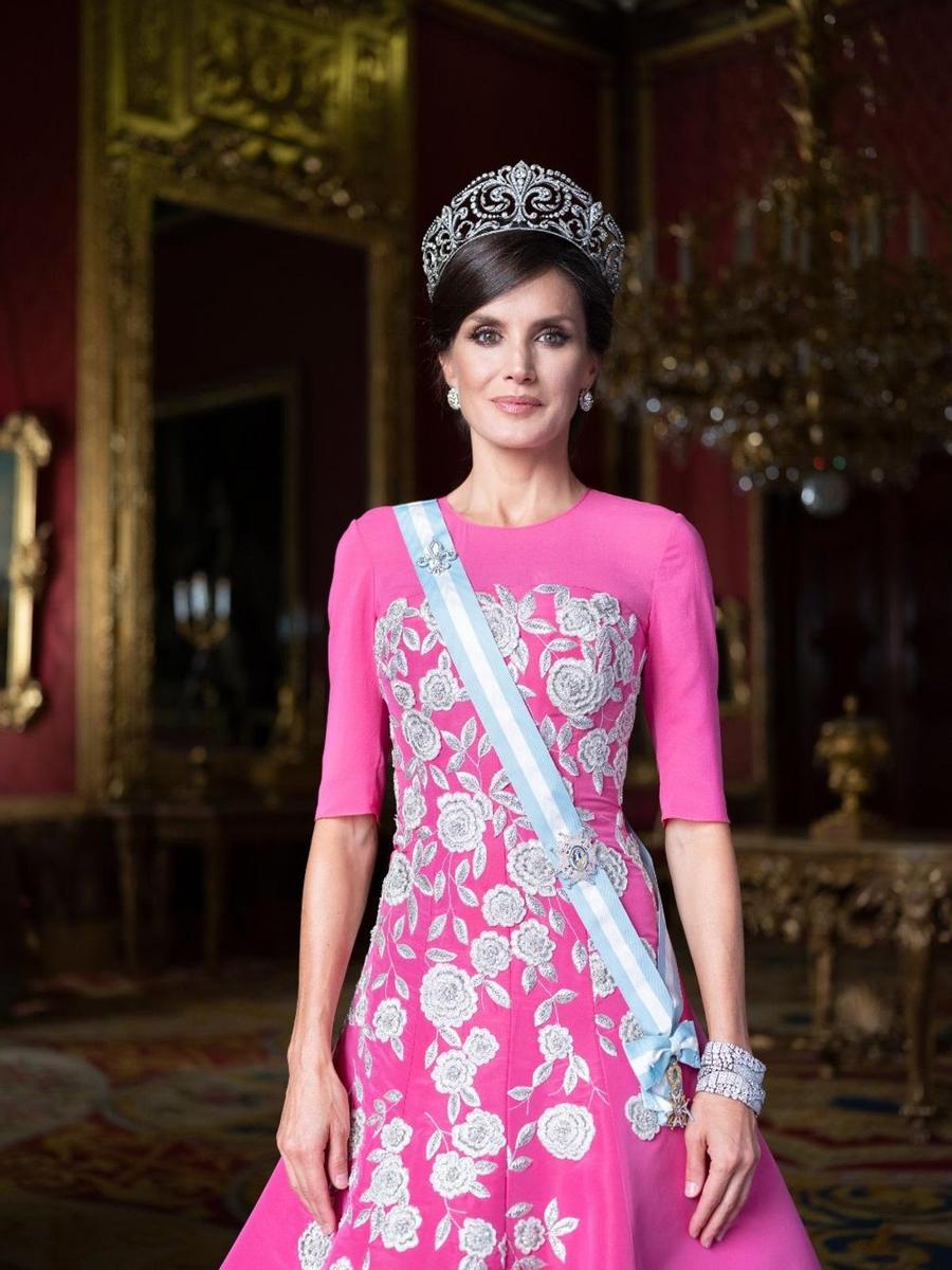 La Reina Letizia con vestido rosa con flores bordadas en blanco de Carolina Herrera