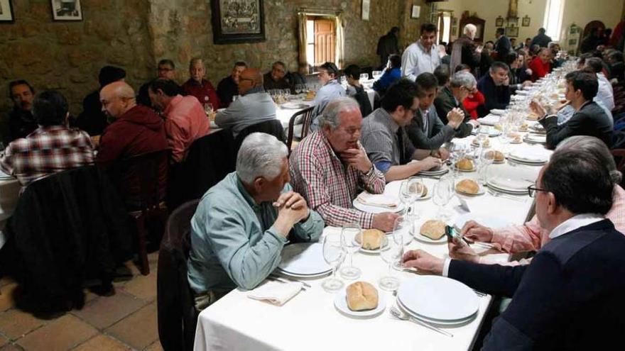 Asistentes a la comida de hermandad celebrada ayer por la cofradía del Cristo de Valderrey.