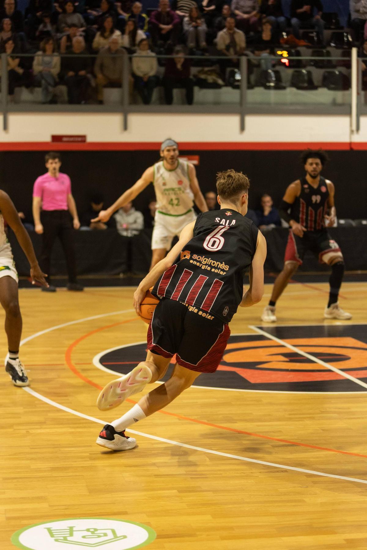 Pau Sala amb la pilota.
