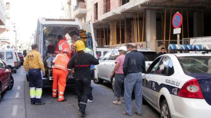 El accidente se produjo ayer por la mañana en un edificio en construcción en Altabix.