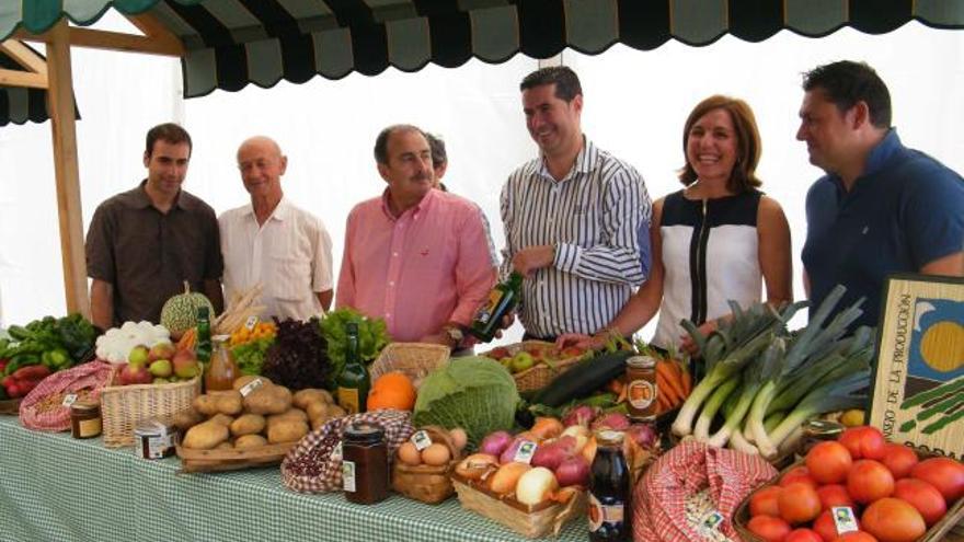 Carlos Nuño, técnico del Copae; Santiago Pérez, productor; el alcalde, Avelino Sánchez; el concejal de Agricultura, Silverio Argüelles, y Carmen Bernaldo de Quirós y Marcos García, de la Agencia de Desarrollo Local de Llanera.