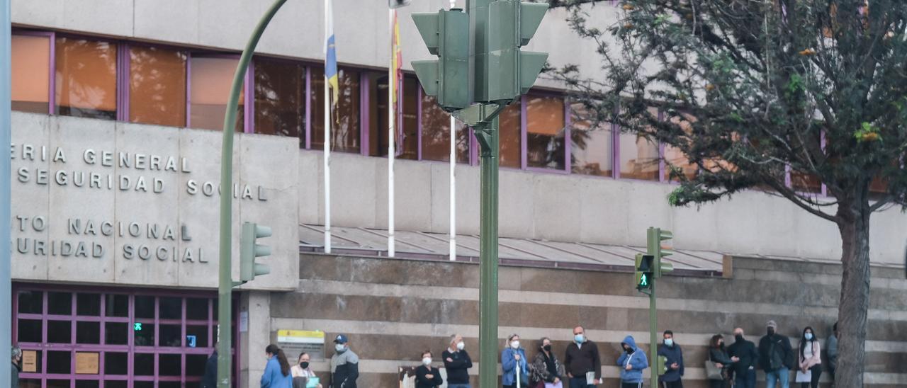 Colas ante la oficina de la Seguridad Social en la capital grancanaria.