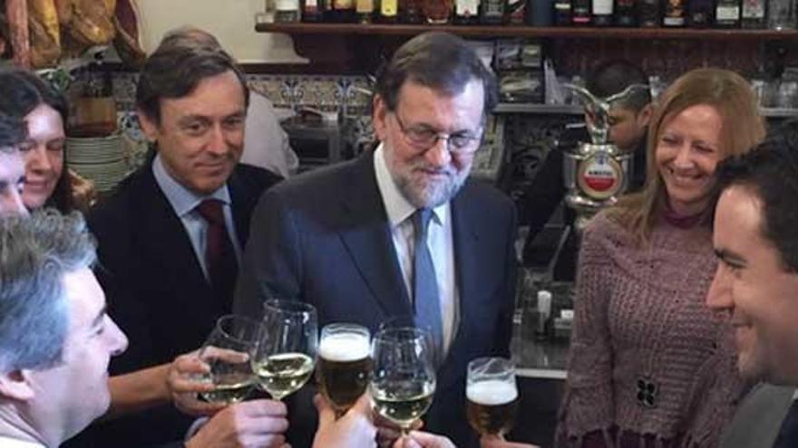 Un &quot;optimista&quot; Rajoy despide el año con un brindis