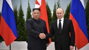 Archivo - Arxiu - El president de Rússia, Vladimir Putin (d), rep al líder del Corea del Nord, Kim Jong Un (e), en una reunió el 2019 a Vladivostok