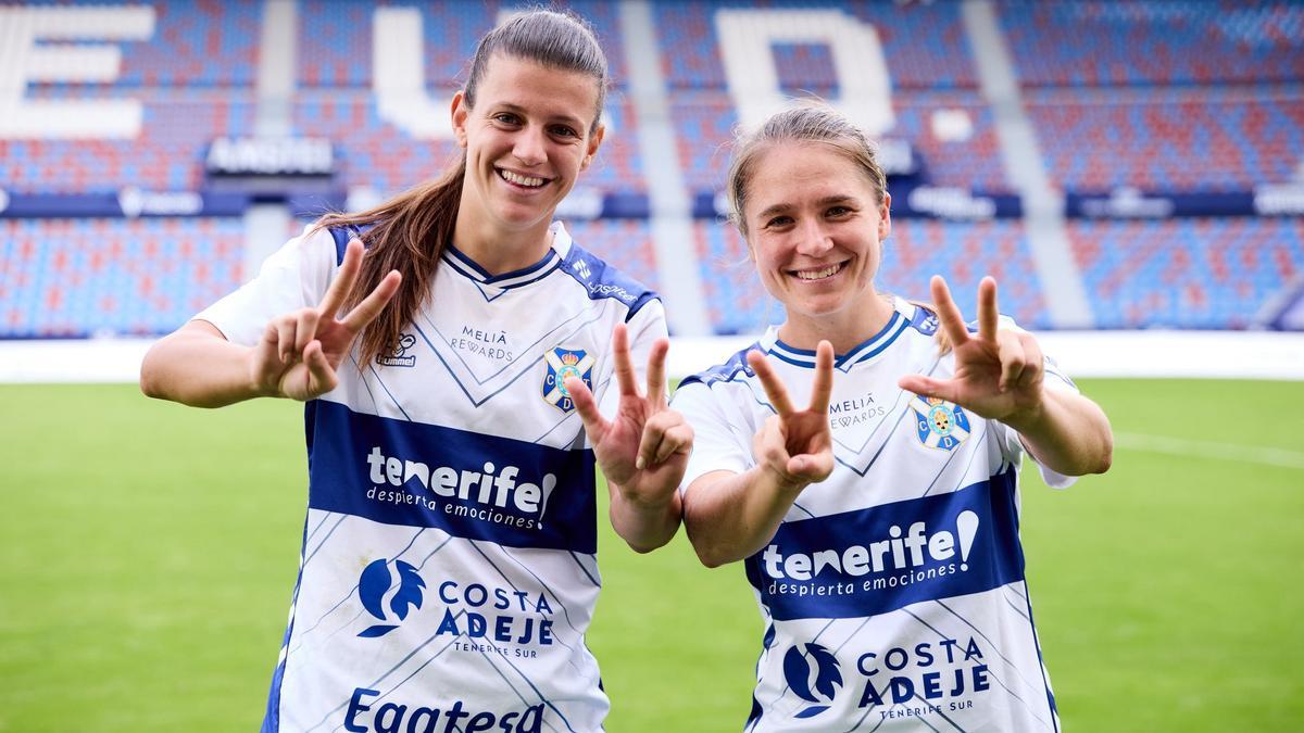 Carlota y Aleksandra celebran la victoria frente al Levante.