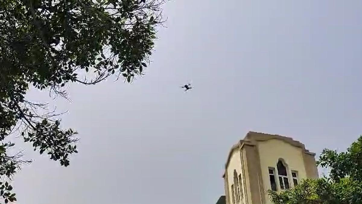 Dron volando en Santa Cruz en una imagen de archivo