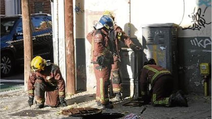 Bombers treballant a la zona on es va produir l&#039;explosió de gas.