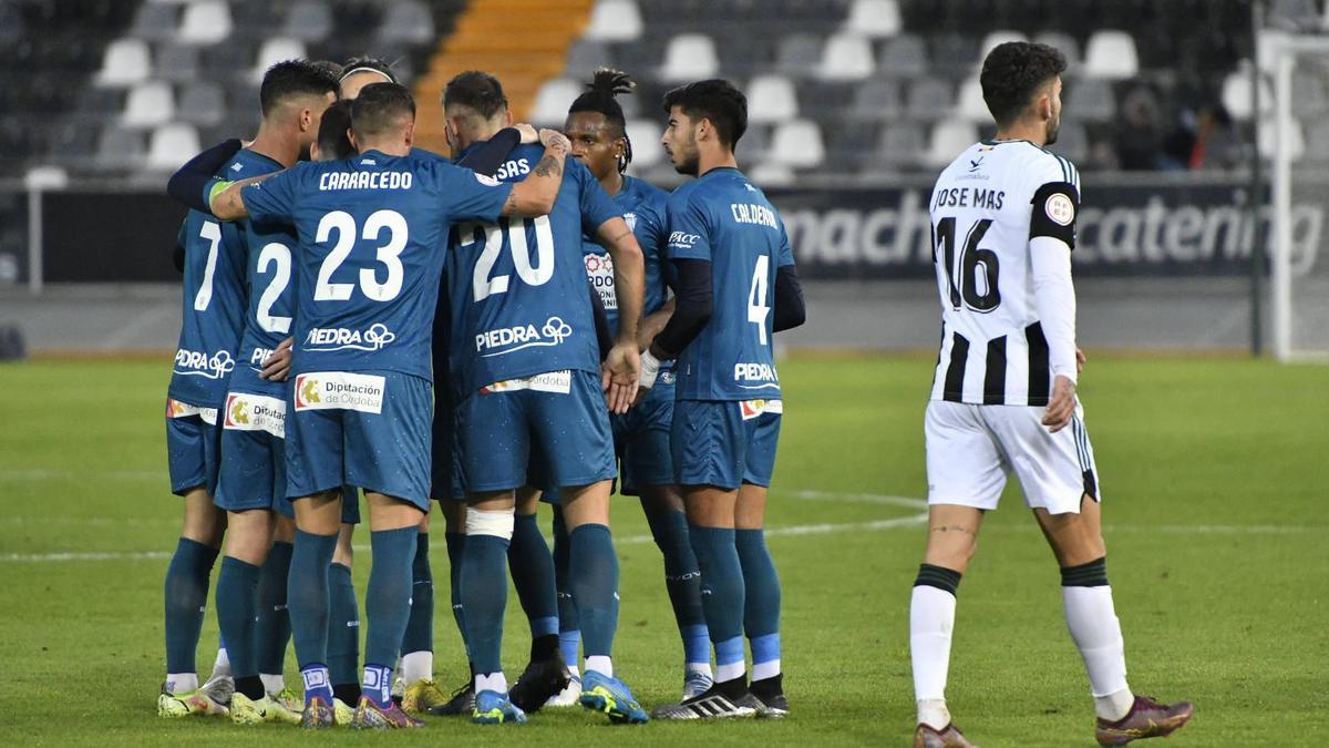 Los jugadores del Córdoba CF celebran uno de sus goles al Badajoz, el sábado.