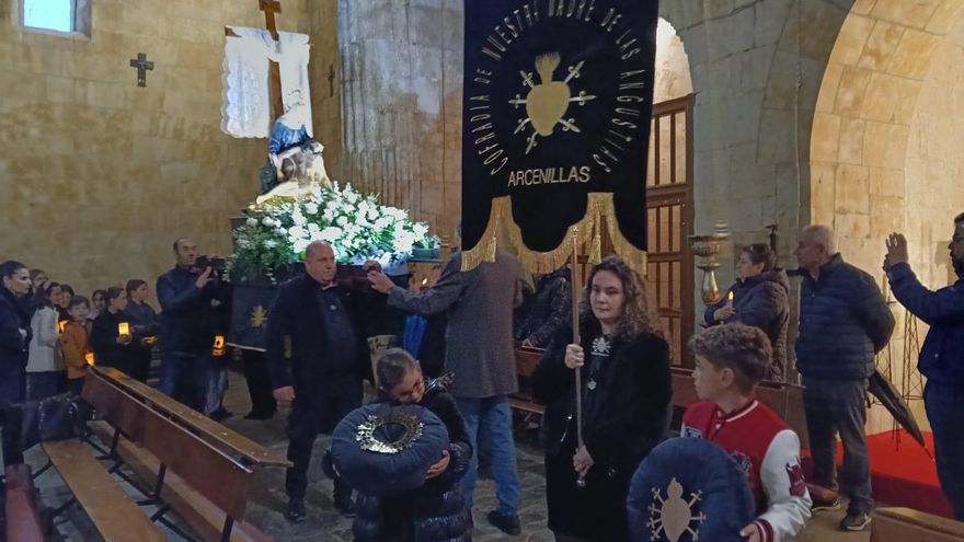 La angustia contenida de Nuestra Madre de Arcenillas: la lluvia limita la procesión al interior del templo