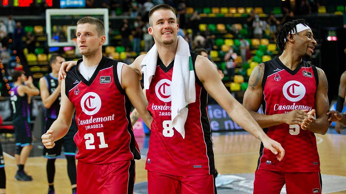 Waczynski, Radoncic y Okoye celebran la victoria en la pista del Bilbao Basket.