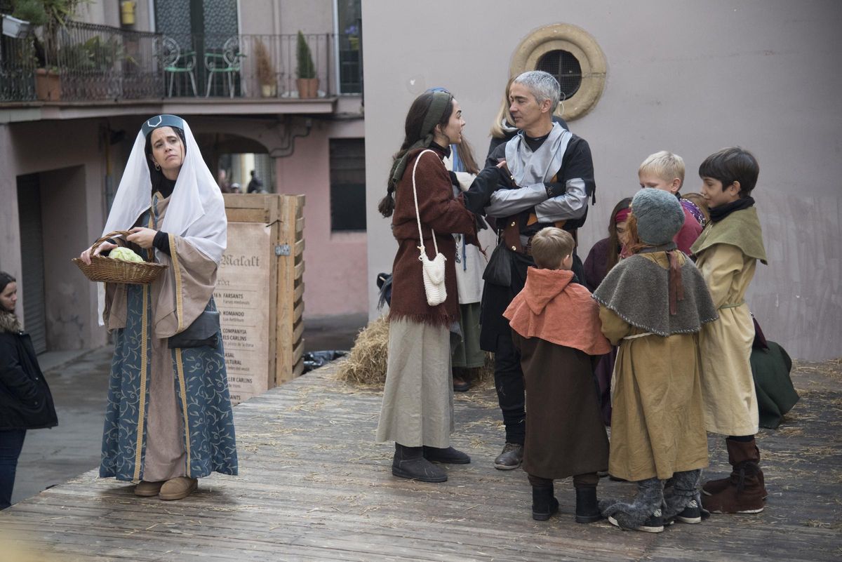 Representació teatral a la plaça Sant Ignasi Malalt