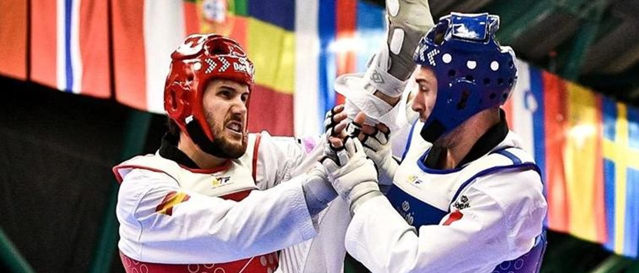 Raúl Martínez, a la izquierda, en pleno combate del campeonato del mundo disputado en Manchester.