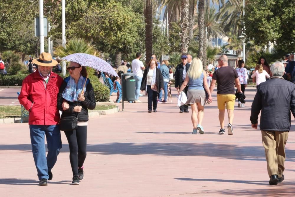 Las buenas temperaturas y los cielos despejados de este 28 de febrero han animado a muchas personas a pasar el día en los paseos marítimos y las playas de Málaga capital