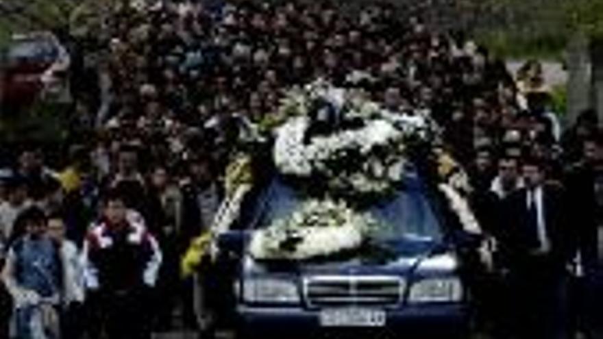 Guadalcázar entierra con indignación a su vecino muerto en los atentados