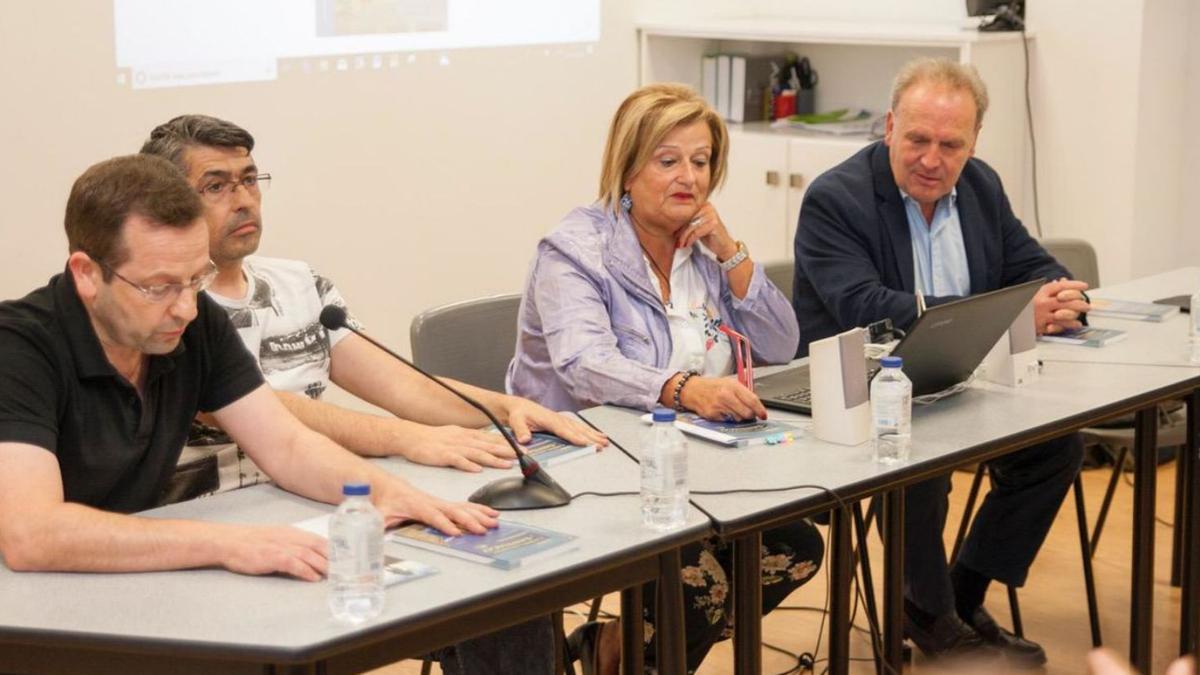 Aida Menéndez, na presentación da súa guía en Lalín, flanqueada por Francisco Villanueva, José Luis Rodríguez Jácome e Daniel González Alén.