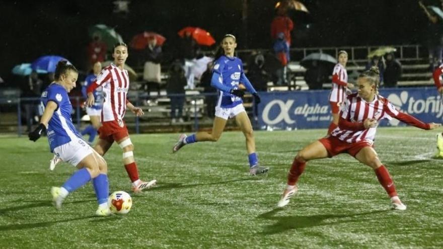 Un instante del encuentro disputado entre el Alhama ElPozo y el Atlético de Madrid.