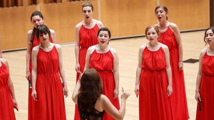 Varias integrantes del coro &quot;Aurum&quot;, ayer, en el Auditorio.