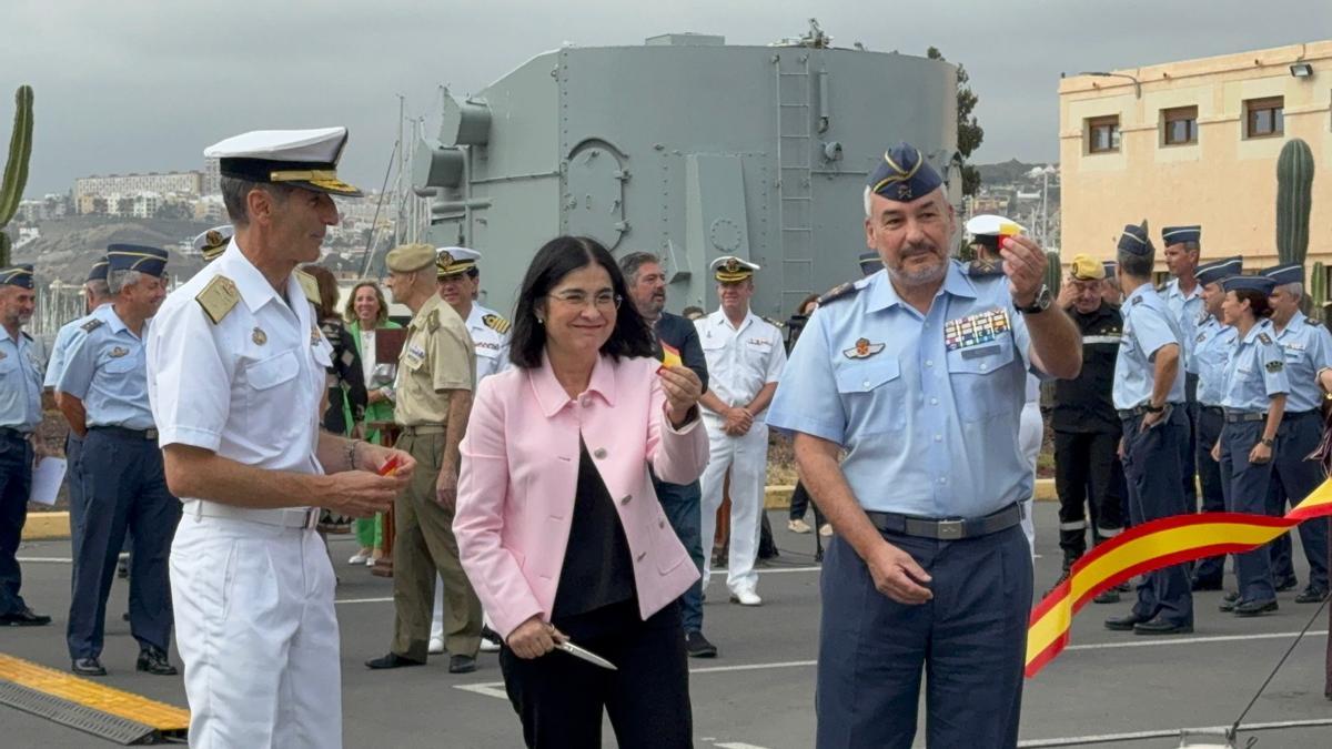 De izquierda a derecha, Santiago de Colsa, Carolina Darias y Francisco Javier Vidal, inaugurando al exposición.