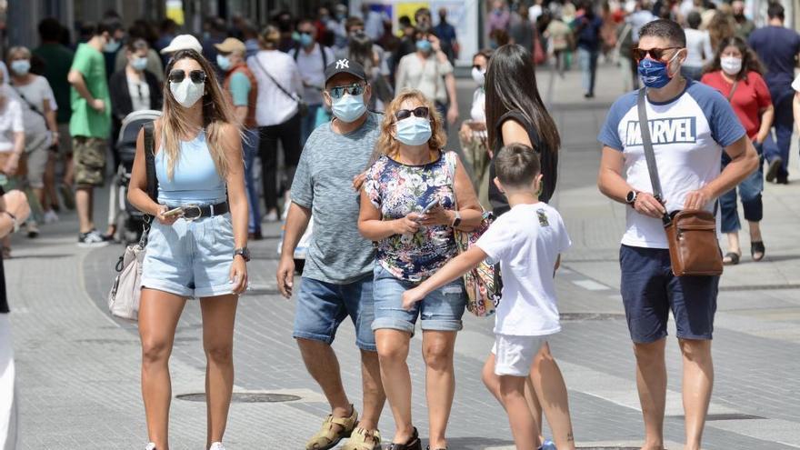 Gente caminando por el centro de Pontevedra.